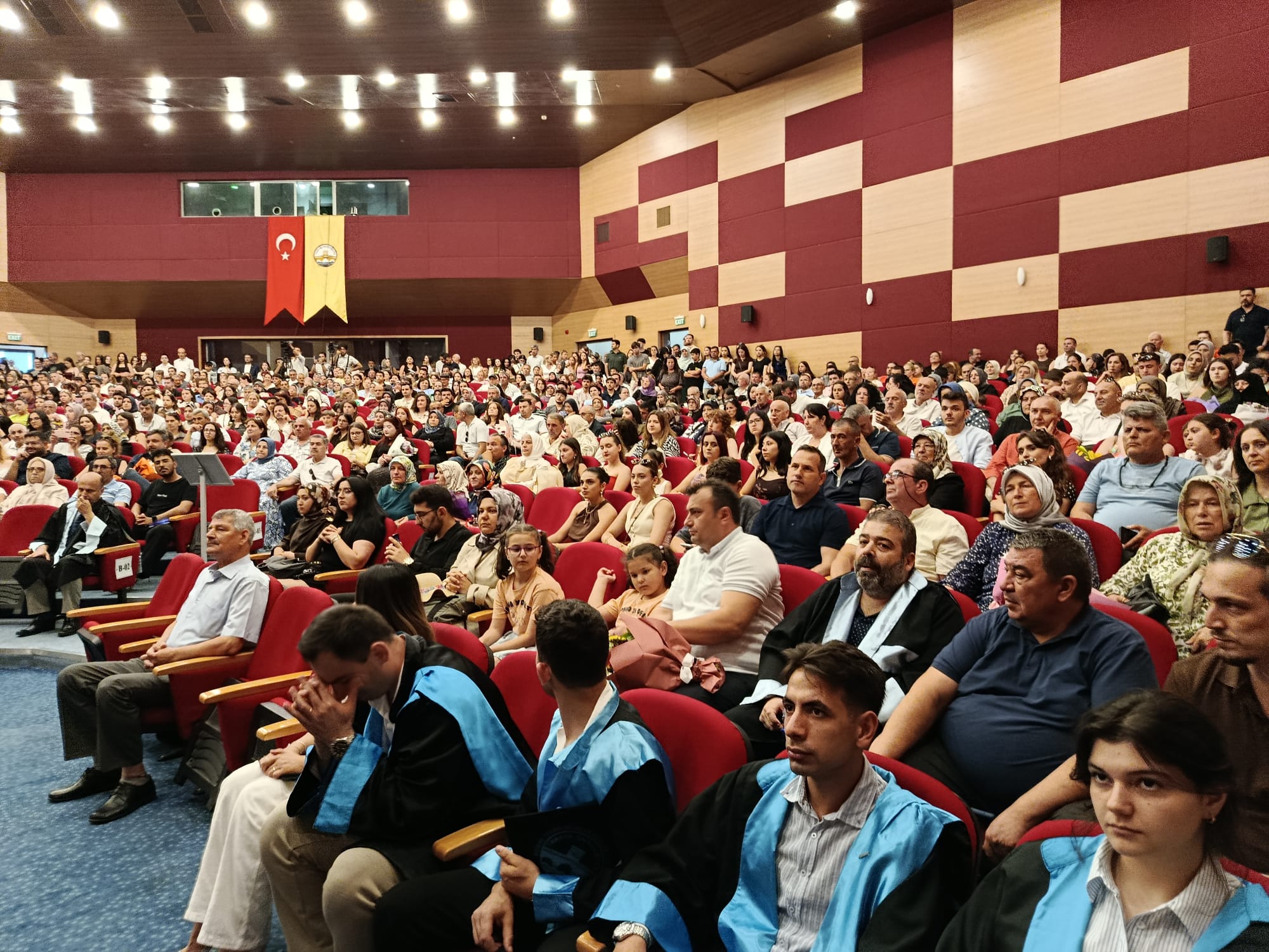Trakya Üniversitesi Edirne Teknik Bilimler Meslek Yüksekokulu'nun 2025-2026 akademik yılı mezuniyet töreni, Balkan Kongre Merkezi’nde coşkuyla gerçekleştirildi.